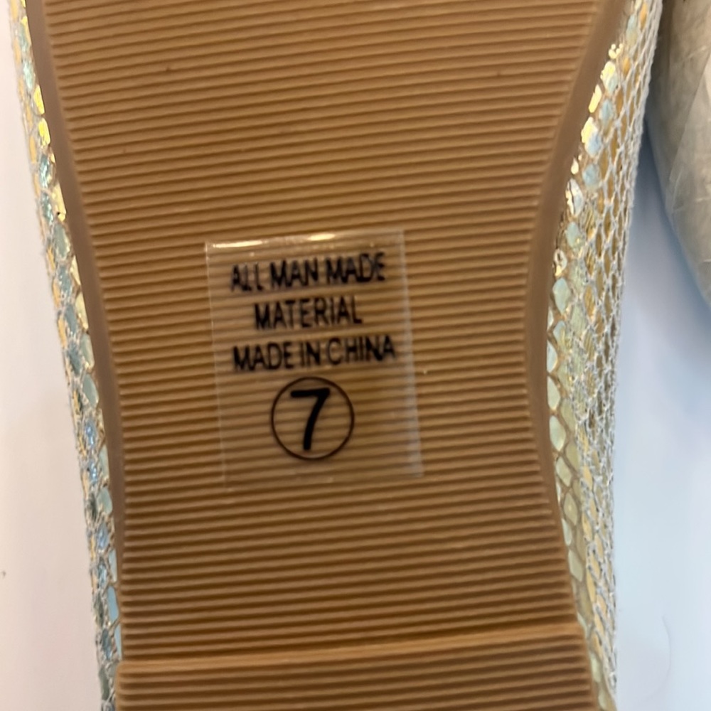 NWOT Cityclassified Gold Flats Size 7. - Picture 2 of 5